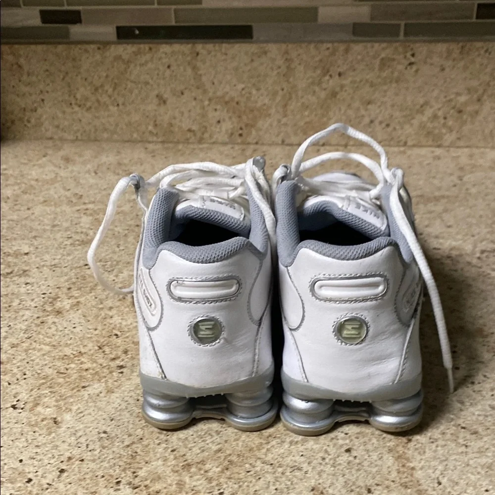 Nike Shox Men's White Athletic Shoes - Picture 4 of 7